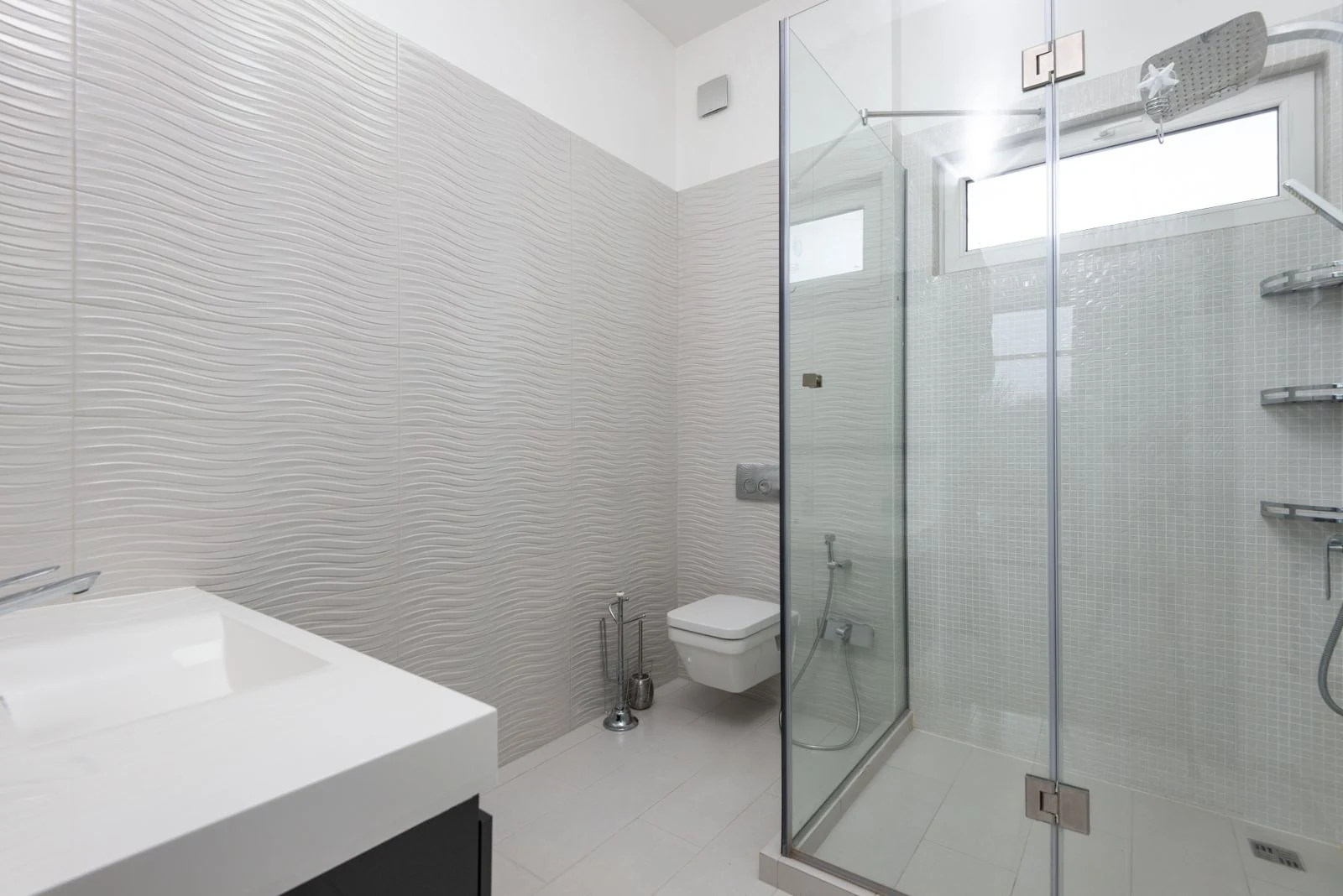 Level-access shower with a glass screen